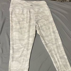 comfy camo yoga/workout leggings !!